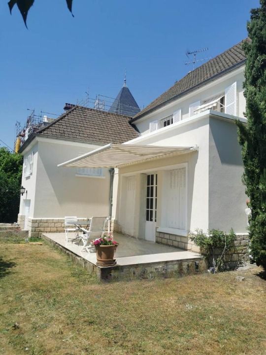 La société Monti, située à Ennery dans le Val-d'Oise, est spécialisée dans les travaux de façade, ravalement, rénovation et peinture.