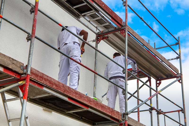 Ravalement de façade d'un immeuble dans le Val-d'Oise. Faites appel à vos façadiers experts Monti.