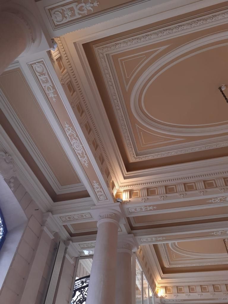 Découvrez notre projet de rénovation des peintures du plafond de l'Hotel de Ville de Levallois dans les Hauts de Seine 92