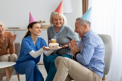 Personnes agées fêtant un anniversaire dans un EHPAD