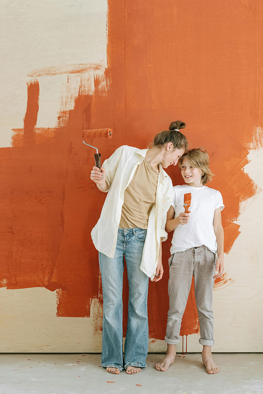 Maman et enfant en plein travaux de peinture dans la chambre de l'enfant